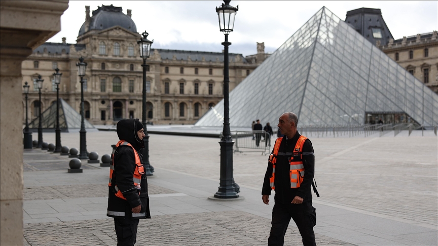 Louvre (News Central TV)