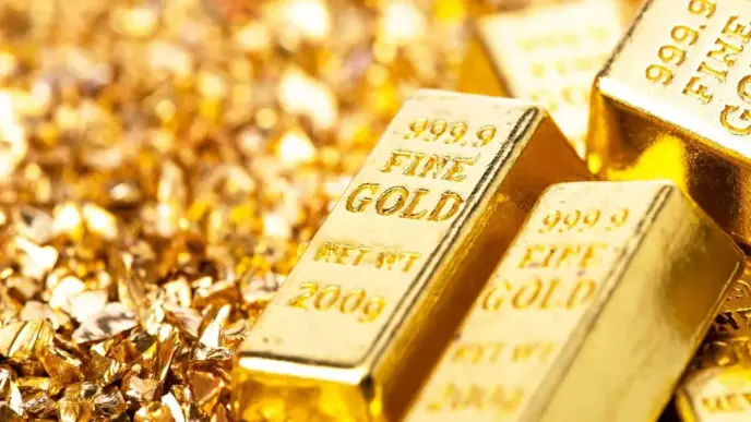 Gold Tops $4,400 as Rate Cut Bets Grow