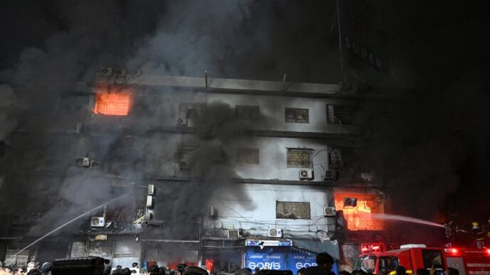 Fire at Pakistan Mall Claims 21 Lives