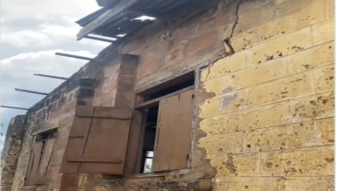 Imo Schoolchildren Learn in Crumbling Mud Structure (News Central TV)