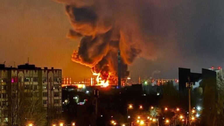 Russian Strikes Injure 25 in Ukraine